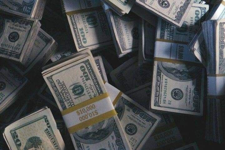 Все знают поговорку "Кто не работает, тот не ест". Но ведь каждый мечтает зарабатывать, не тратя при этом не минуты. Вся работа происходит без Вашего участия, но с каждым днем доход увеличивается. Как же этого достичь? Все просто: надо знать, куда инвестировать. Ваша прибыль зависит только от Вас: чем больше вложили, тем больше получили. Конечно, доход начинающих инвесторов не сравнить с прибылью экспертов в инвестировании, но пройдет время, и прибыль вырастет в разы.

На первых порах важно трезво мыслить и полагаться только на свой ум. Если вы не хотите быть обманутыми, читайте и инвестируйте, ведь именно опыт поможет стать профессионалом своего дела. Данная статья раскроет все о пассивном доходе: его видах, преимуществах, недостатках и поможет Вам с выбором.

Пассивный доход: что это такое?

Пассивным доходом называют заработок, который приносит постоянную прибыль без Вашего участия. Принцип такого заработка заключается в поиске источника заработка.

Однажды вложившись, Вы будете регулярно получать определенную сумму денег каждый день/месяц на протяжении длительного срока. Пассивный доход подходит тем, кто уже заработал определенное количество денег и готов вложить их.

При выборе пассивного дохода необходимо внимательно изучить все способы. Выгодные на первый взгляд условия могут оказаться приманкой мошенников, и большинство на них ведется. Чтобы не попасться, сравните понравившийся вариант с другими и определите:

Является ли предложение действительно выгодным;

Прозрачная ли схема заработка;
Как Ваши деньги пустят в оборот;
За счет чего выплачиваются проценты.
Выберите проверенный проект, от этого зависит Ваша прибыль.

Куда же вложить деньги для пассивного дохода?

1. Банковский депозит

Классический вариант пассивного дохода. Вложить можно любую сумму. На случай, если размер больше суммы, застрахованной государством, желательно разделить деньги между несколькими банками: в неудачном случае такая благоразумность поможет сохранить инвестиции.





Еще одним видом вкладов является долгосрочный депозит. Его особенность - повышенные проценты, но вся сумма вложения замораживается. Также можно открыть новый счет, на который будет "капать" Ваши проценты от вклада. Отличным пассивным доходом будут несколько инвестиций на 3, 6, 12 месяцев и так далее. Такие депозиты не замораживают деньги, но позволяют получать отличные проценты со всех счетов сразу.

Преимущества:

Постоянная гарантированная доходность;
Полный возврат средств в непредвиденном обстоятельстве;
Надежная компания.
Недостатки:

Потеря средств в случае инфляции;
Низкий доход.
2. Облигации

Облигациями называют ценные бумаги, по факту являющиеся долговыми расписками, которые выпускает эмитент. Эмитент - фирма или государство, которой срочно нужны деньги. Покупая облигацию, люди дают свои деньги в долг на определенный срок (зачастую 91 или 182 дня). Со всей информацией о данном документе (рассчитываемый доход, срок действия и сумма) можно ознакомиться при покупке. В определенный срок должник выплачивает сумму, указанную на облигации, с дополнительными процентами.





Главный риск для вкладчика - возможное банкротство эмитента. Шансы банкротства у известных компаний и государств равны практически нулю, поэтому, вложившись в облигацию для них, можно не переживать.

Преимущества:

Высокий процент дохода(от 40 процентов и более);
Заранее известная сумма прибыли;
Возможность продать облигацию.
Недостатки:

Хоть и низкий, но существующий у эмитента шанс обанкротиться.
3. Дивиденды

Это часть дохода компании, получаемая владельцами акций/ценных бумаг. Принцип работы дивидендов не сложный: Вы покупаете акции компании, таким образом вкладывая свои деньги. Далее средства идут в торговый оборот компанией и через некоторое время Вы получаете долю от полученной фирмой прибыли. Доход будет начисляться, пока акции не будут проданы другому человеку.





Дивиденды выплачиваются каждые 30/90/180 дней, зависимо от компании. Можно купить несколько дивидендных акций для получения регулярного дохода. Акции не стоит покупать у компаний, только начавших свой путь. Намного лучше выбрать проверенную фирму с длительностью работы не менее 5 лет. Так Вы надежно застрахуете свои средства. Некоторые инвесторы предпочитают покупать исключительно акции с высоким доходом. Но не все понимают, что высокие дивиденды это большой риск. Вероятно, данная компания переживает не лучшие времена и вскоре она закроется.

Преимущества:

Стабильное получение средств;
Возможность продажи;
Низкая вероятность прекращения потока прибыли.
Недостатки:

Маленький доход;
Потребность платить налог за дивы.
4. Валюта

Очень простой способ увеличить капитал. Для получения дохода нужно немного: купить валюту, будь то доллар, евро, или биткоин, и ждать его роста. Суммы размером 10 000-15 000 долларов будет достаточно. Чтобы выйти в заметный плюс, купленная валюта должна сильно вырасти за короткий срок.





Те, кто хочет увеличить свой доход и уменьшить риск, могут прислушиваться к аналитикам. Определить направление валюты на ближайшие сроки не сложно, особенно людям. которые постоянно читают мировые новости и анализируют общую ситуацию на рынке. Данный вариант подойдет не каждому, но свои плюсы позволяют ему находится в этом списке.

Преимущества:

Возможный быстрый рост и увеличение капитала;
Небольшая сумма для вложения.
Недостатки:

Риск потери незначительной сумму средств.
5. Недвижимость.

Вложения в недвижимость - приобретение построенных/строящихся объектов на заемные или заработанные средства. На сегодняшний день инвестиции в недвижимость популярны, и не зря. Этот вид пассивного дохода отлично подойдет будущим владельцам апартаментов, ведь, хорошо обустроив квартиру, можно получать немалые деньги, сдавая квартиру посуточно. Этот вариант подойдет людям, которые хотят вложить большую сумму и получать хорошие проценты.





У недвижимости есть несколько характерных особенностей, которые делают ее выделяющейся из списка. Так как недвижимость дает более 7 процентов годовых, жилая квартира будет приносить довольно большой доход. Пример: квартира стоит 70 000 долларов.

При 7 процентах годовых Ваш месячный доход составит более, чем 400 долларов! Но все зависит от Вас, при должном упорстве годовые могут достигать 15 процентов. Также купленную недвижимость можно использовать не только как источник дохода, но и как место для жилья. Приобретая дом или квартиру, Вы получаете гарантию, что она останется в Вашем распоряжении, ведь она не может исчезнуть из-за инфляции, подписания нового закона или банкротства компании. Вкладываясь в недвижимость, Вы понимаете, за что платите.

Но и у этого пассивного дохода достаточно изъянов. Каждые несколько лет дом надо ремонтировать. Необходимые высокие вложения могут быть также и минусом: сравнивая с другими вариантами, этот - самый дорогой. Но рассматривать инвестиции в недвижимость как источник пассивного дохода однозначно стоит.

Преимущества:

Высокий стабильный доход;
Осязаемость"(в отличии от криптовалюты);
Постоянный рост дохода;
Недостатки:

Огромная сумма вложения.
Итоги

Вариантов пассивного дохода намного больше, чем предоставлено в статье, но мы перечислили самые популярные и стоящие внимания. Чтобы выбрать лучший, попробуйте поделить деньги на несколько частей и попробовать себя в каждом. Определите тот способ вложений, который Вам действительно понравился, и зарабатывайте!