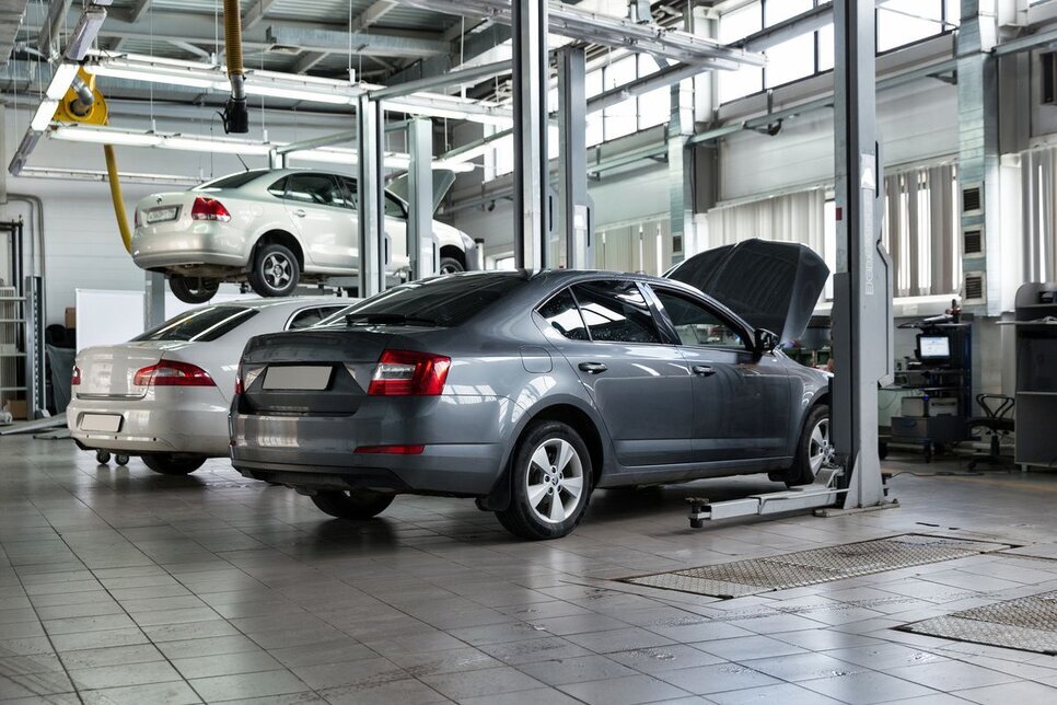 Несмотря на засилье кроссоверов, гольф-класс еще жив и будет жить как минимум пока остается в строю Skoda Octavia. Дилеры уже оформляют предзаказы на лифтбеки нового поколения, но живые машины появятся лишь в ноябре, так что «четырехглазая старушка» А7 пока не думает покидать шоу-румы. Насколько затратна она в содержании? Считаем и сравниваем с Kia Ceed и Toyota Corolla.