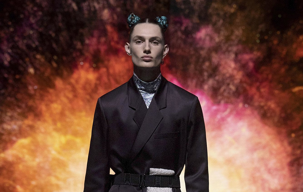 Dior провели онлайн-шоу, в котором представили новую мужскую осеннюю коллекцию 2021.
Все больше модных брендов начинает проводить показы новых коллекций в режиме онлайн.