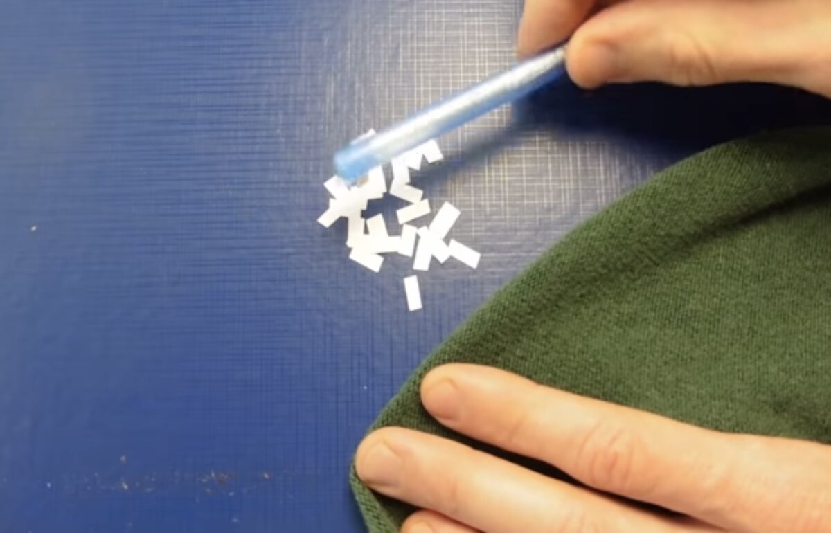 Так же этот опыт можно повторить с пластиковой палочкой и кусочками бумаги!