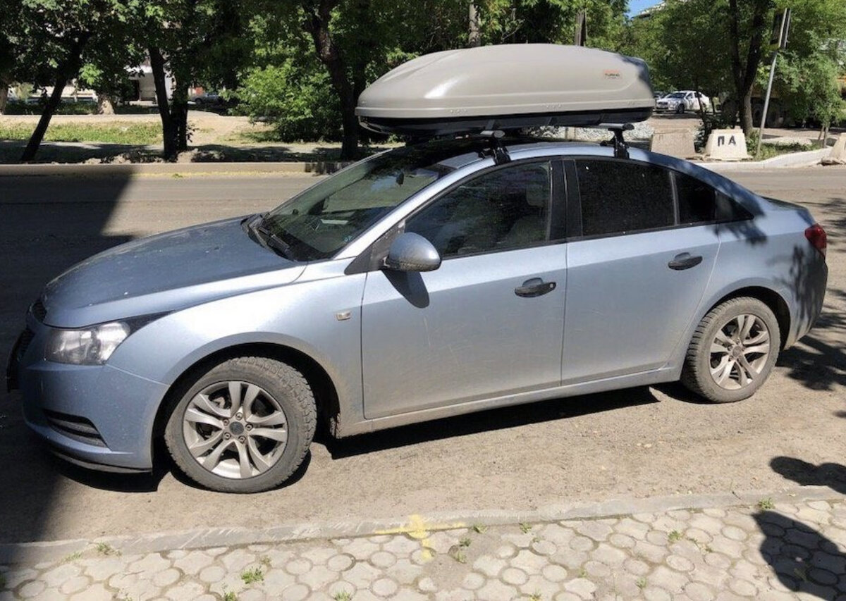 Автобокс на седан. Багажник на крышу Шевроле Круз. Багажник на крышу Chevrolet Cruze седан. Автобокс Chevrolet Cruze седан. Бокс на крышу Шевроле Круз.