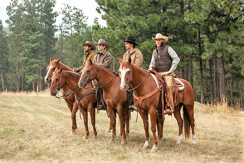Джон Даттон (справа) и его сыновья. Здесь и далее кадры из сериала "Йеллоустоун"