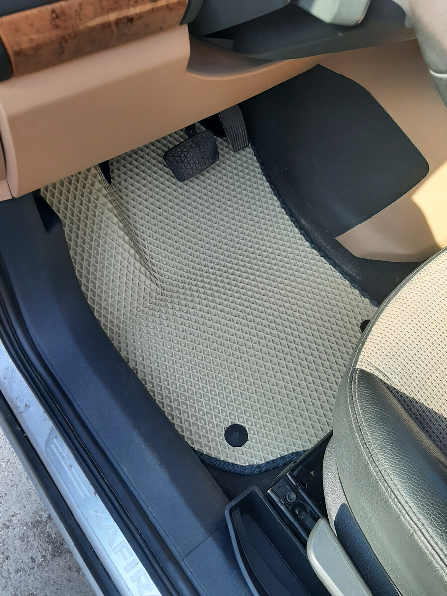 Коврик на водительском сидении (без бортов)