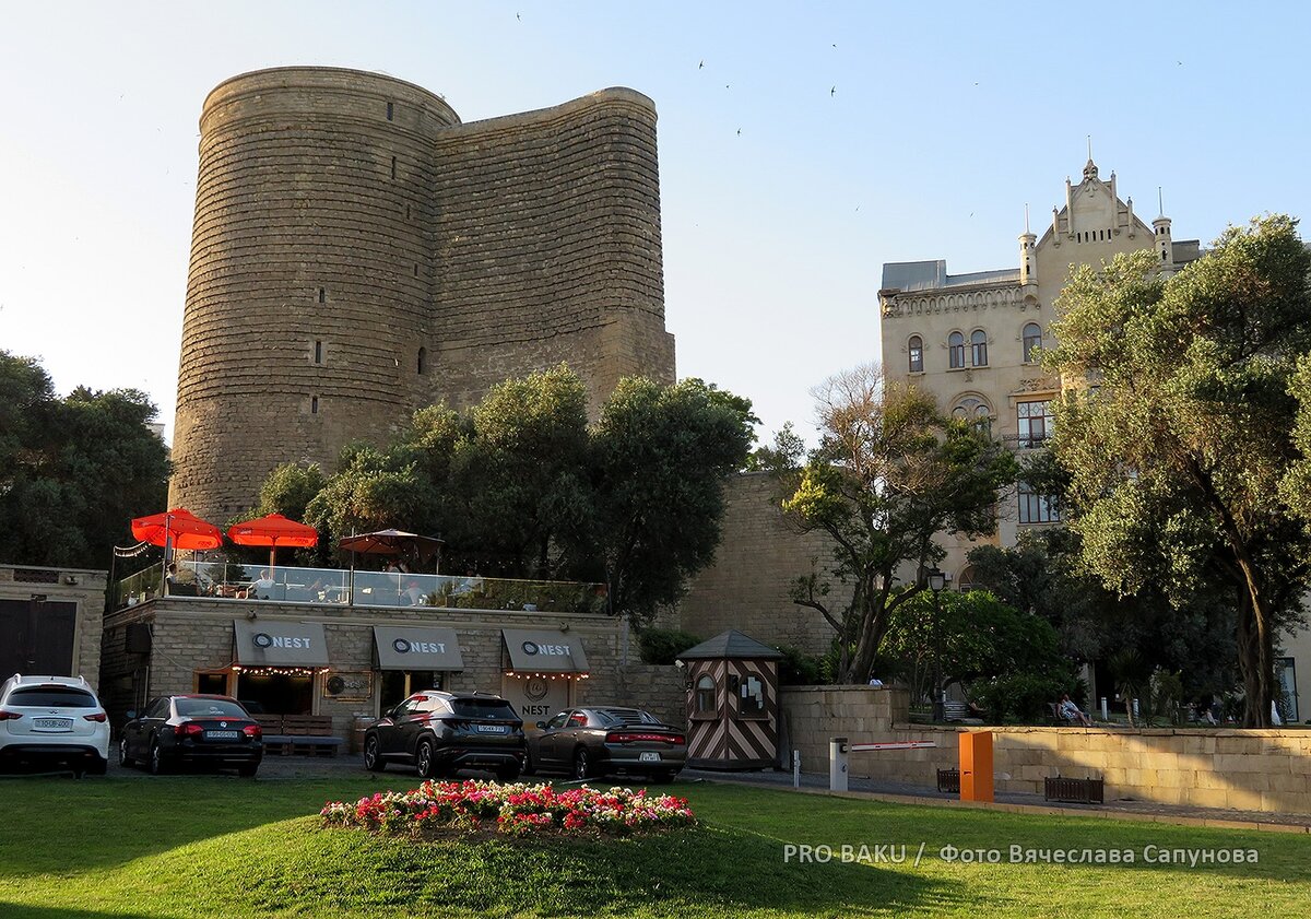 Девичья башня и Дом Гаджинского справа. На переднем плане — газон и кафе "Гнездо".