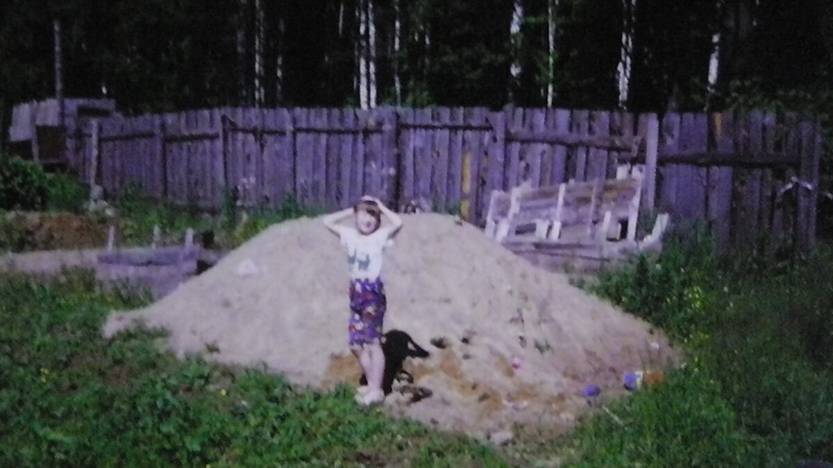 Ну и мы решили не отставать от соседей. Начали с завоза песка для выравнивания площадки под будущую бытовку