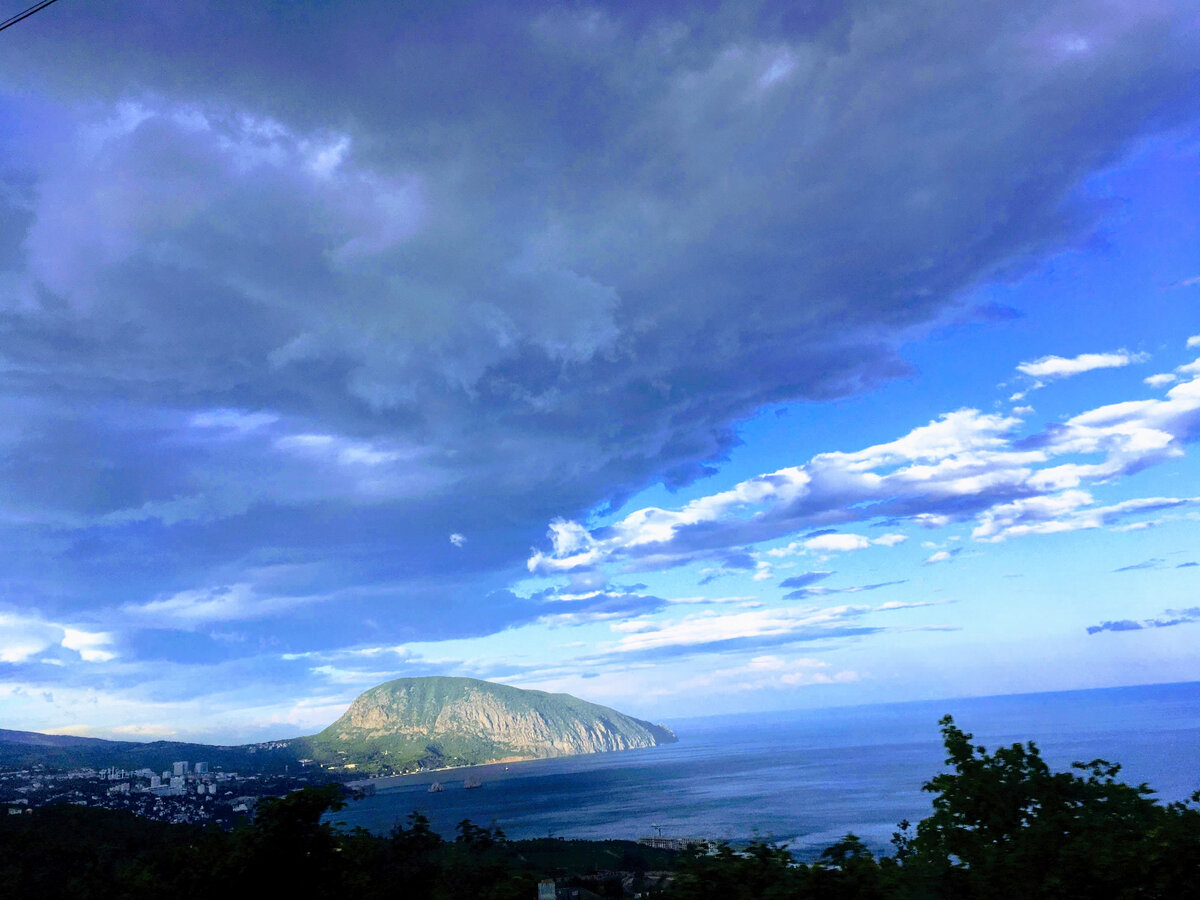 Крым. Вид на гору Аю-Даг (Медведь -Гору) 