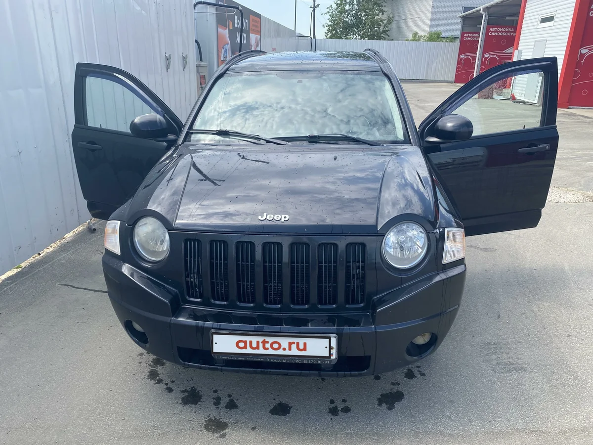 "Классическая" компоновка решетки радиатора с 7-ю отверстиями, прямо как на послевоенных Виллисах  (фото с авто.ру)