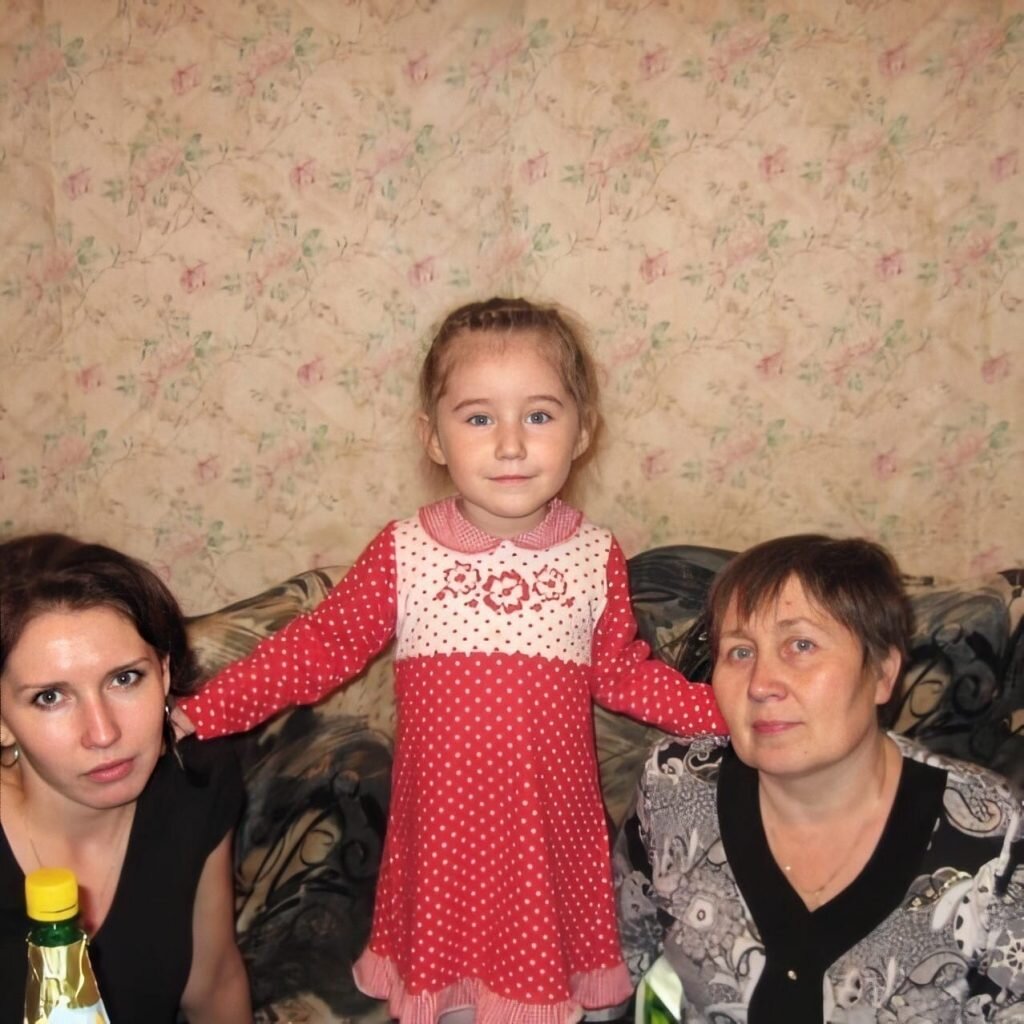 Катя Четина с мамой и бабушкой. Фото из личного архива семьи