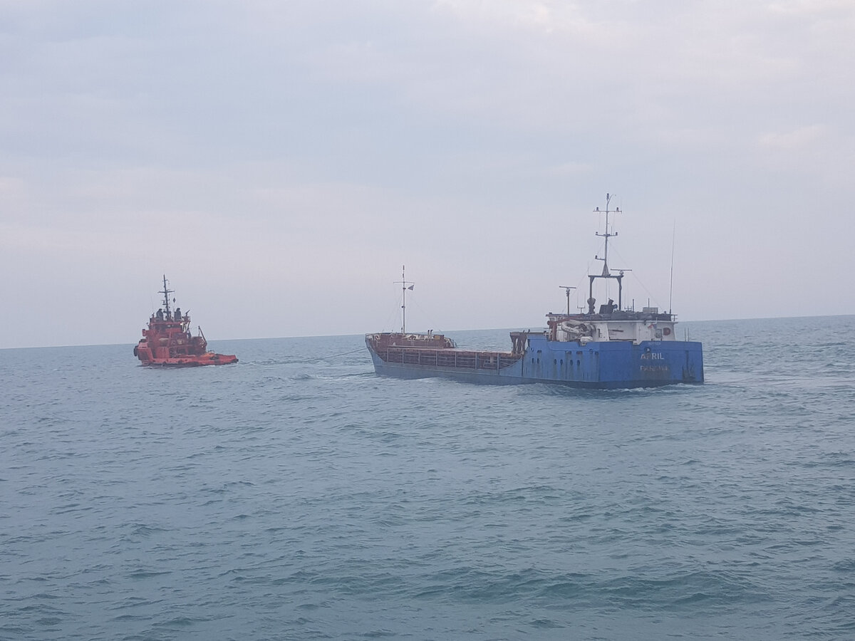 Турецкое судно april. Судно апрель. Судно апрель. Малое гидрографическое судно гс-202. 455 якорная стоянка порт кавказ.