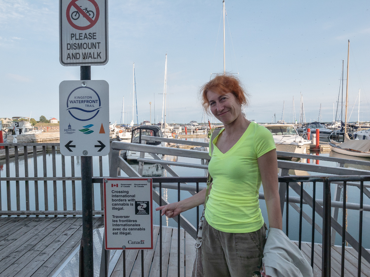 Канадская бабушка показывает, на яхтенной стоянке, в 20 км от границы США, специально для американцев, что вывозить каннабис с Канады скорее всего будет незаконно