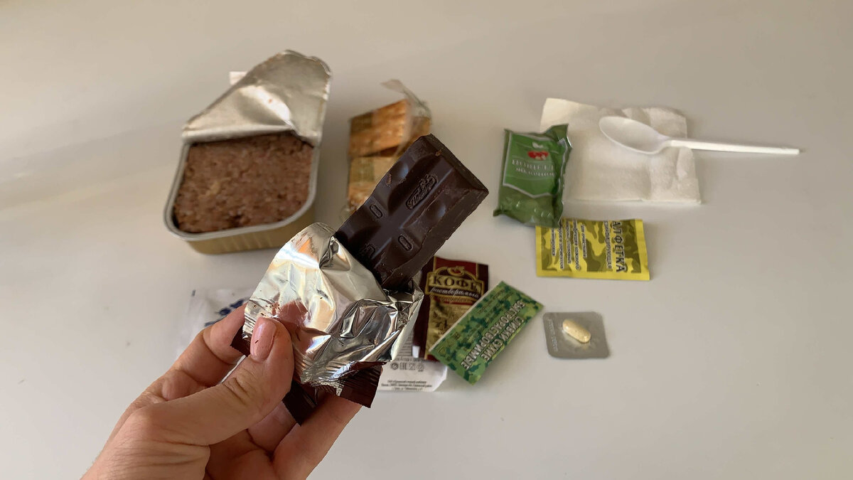 Мужу выдали офицерский сухой паёк Армии России. Открываю и показываю ...