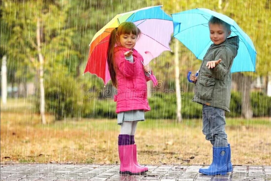 Игры в дождливую погоду. Дети под зонтом. Зонтик для детей. Мальчик и девочка под зонтом. Осень дети под зонтом.
