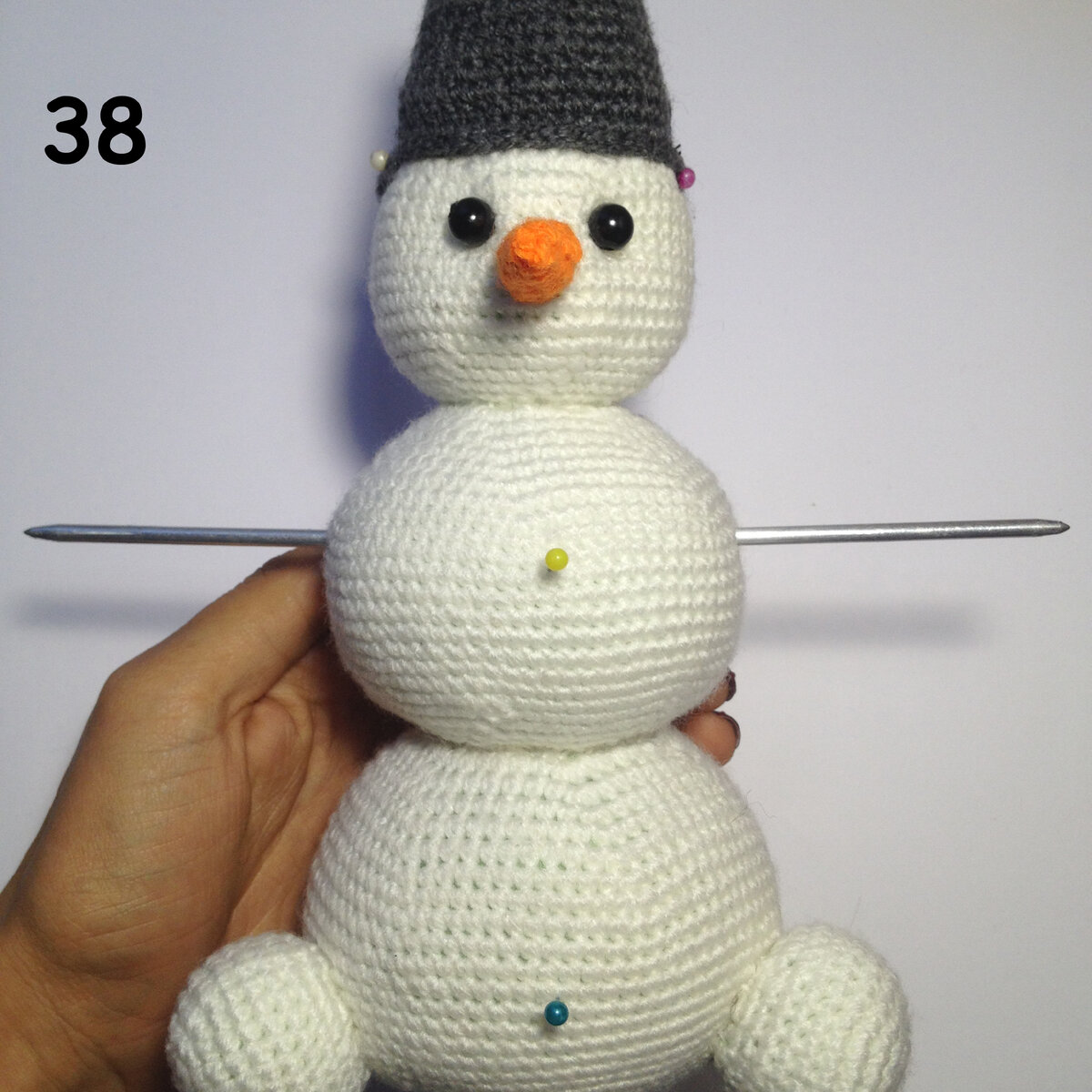 Вяжем снеговика из киндер-сюрприза на Новый год: Мастер-Классы в журнале Ярмарки Мастеров