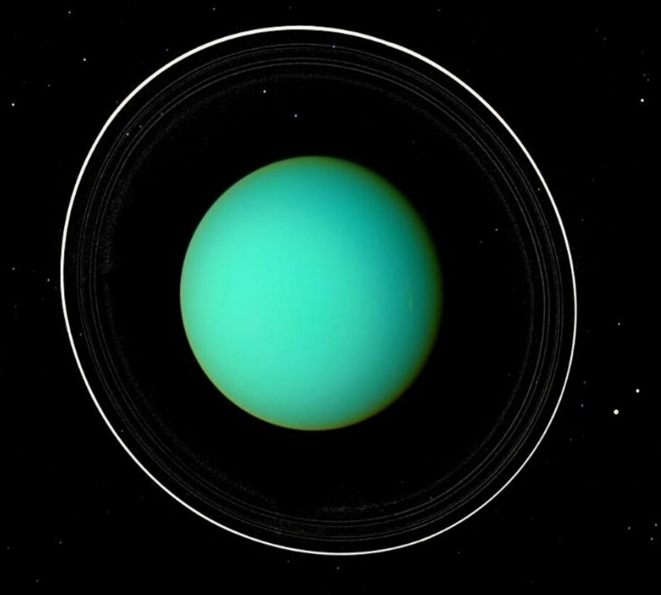 Уран, если смотреть с Земли, представляет собой всего лишь крошечный бирюзовый диск. 