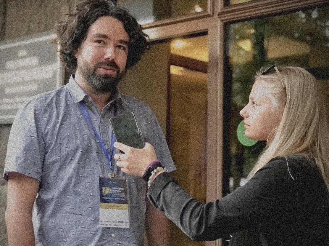 Процесс интервью. Слева Илья Северов.