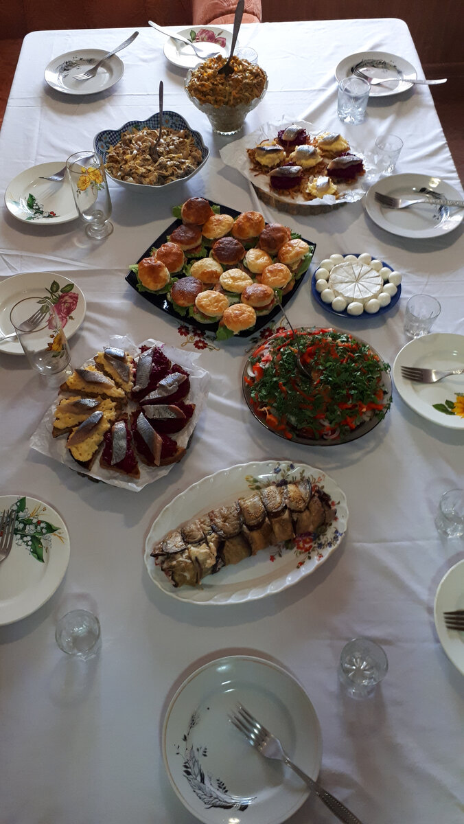 Кроме салата и закуски у нас еще был шашлык, окунь собственного копчения и вареная картошечка