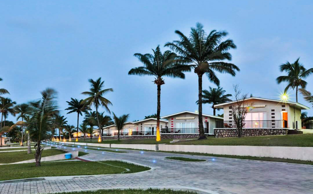 Ухоженная территория, подстриженные газоны, домики-бунгало.