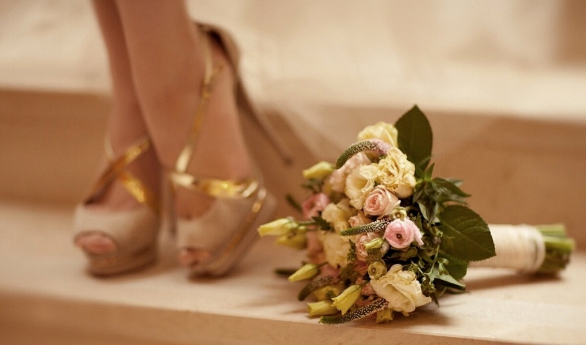 Ноги и букет цветов фото