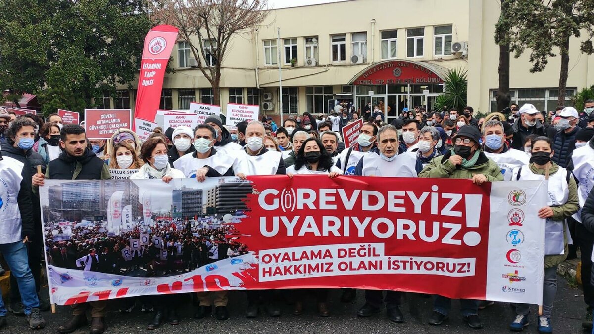Турецкие врачи начали протестную акцию. Фото из открытых источников