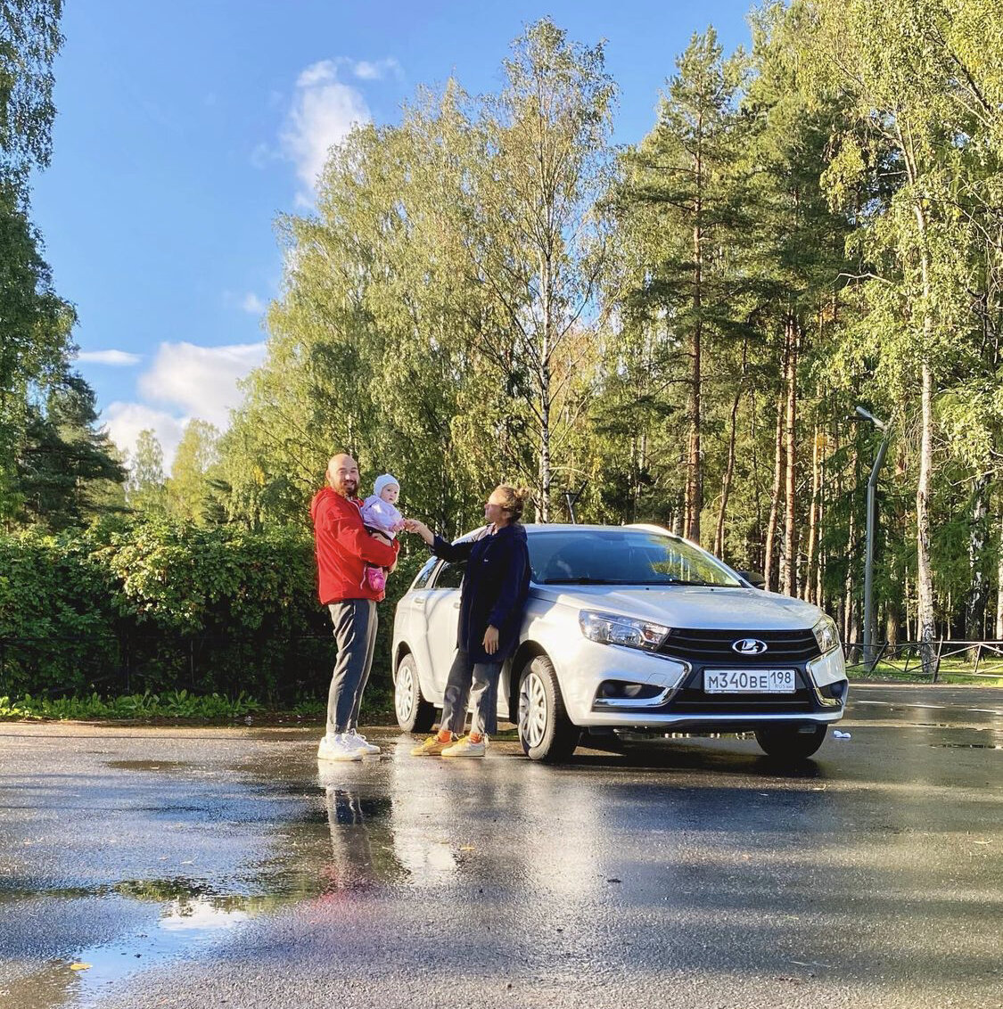 День покупки. Выглядит белой, но у нас серая машина.