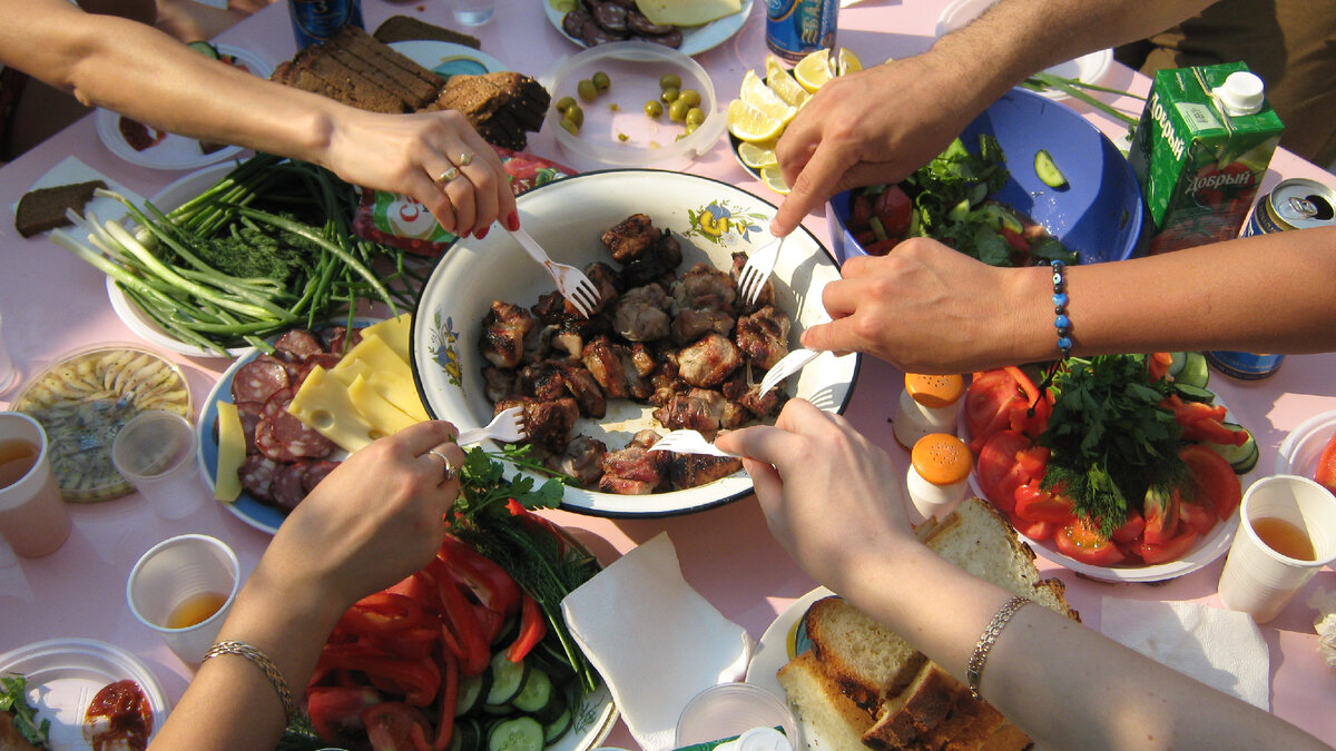 Мы любим готовить шашлык, а еще больше любим его есть