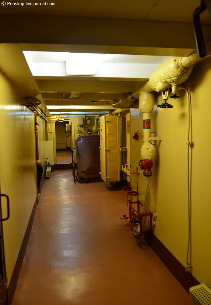 Приветствую! Сегодня давайте посмотрим те помещения "Авроры", куда обычно невозможно попасть гражданским лицам. Фото сделаны в 2014 году, во время нахождения крейсера в доке Кронштадта.