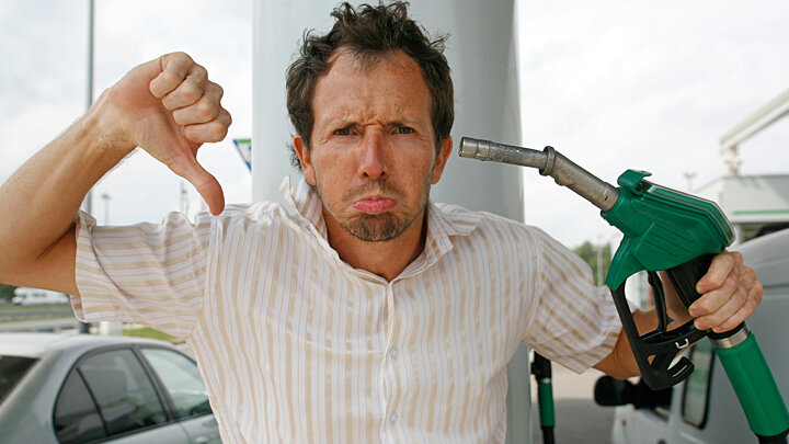 ЦЕНЫ НА БЕНЗИН В США И СТРАНАХ ЗАПАДА БЬЮТ ВСЕ РЕКОРДЫ. ФОТО: PAUL PRESCOTT / SHUTTERSTOCK.COM 