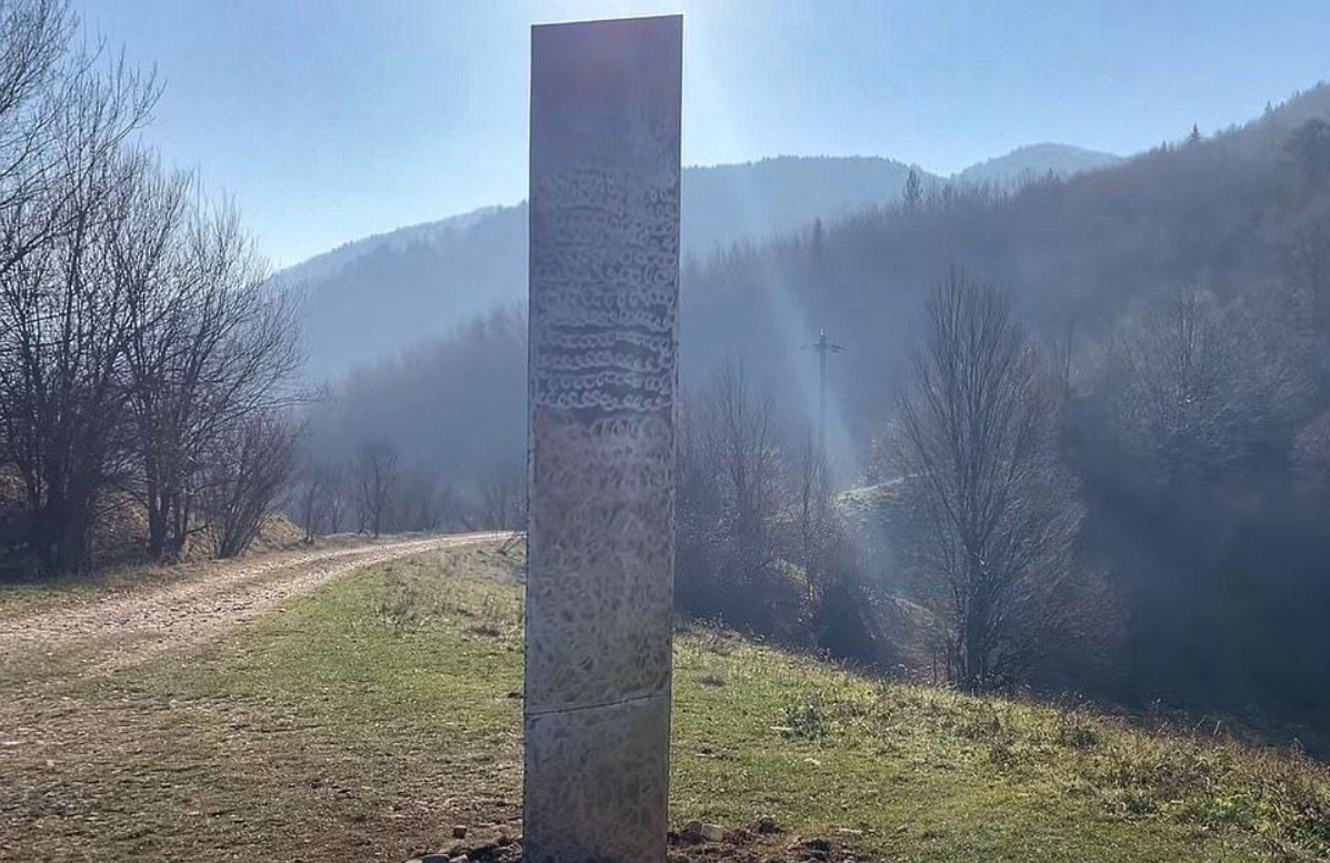 Загадочный обелиск. Металлический монолит в Румынии. Загадочный металлический монолит. Загадочные монолиты Юта. Монолит Юты загадочный в горах.
