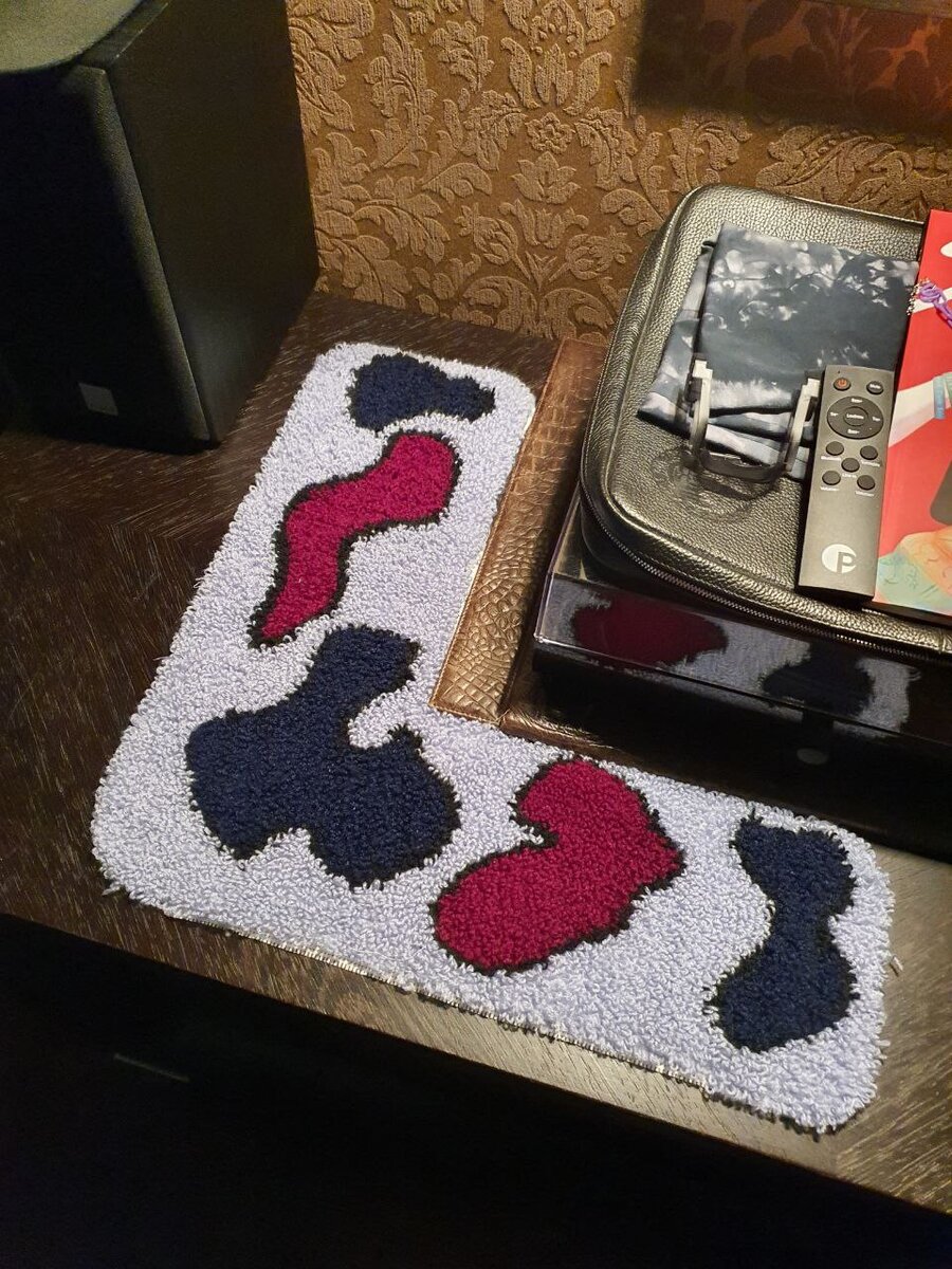 Коврик сделанный техникой ручного тафтинга