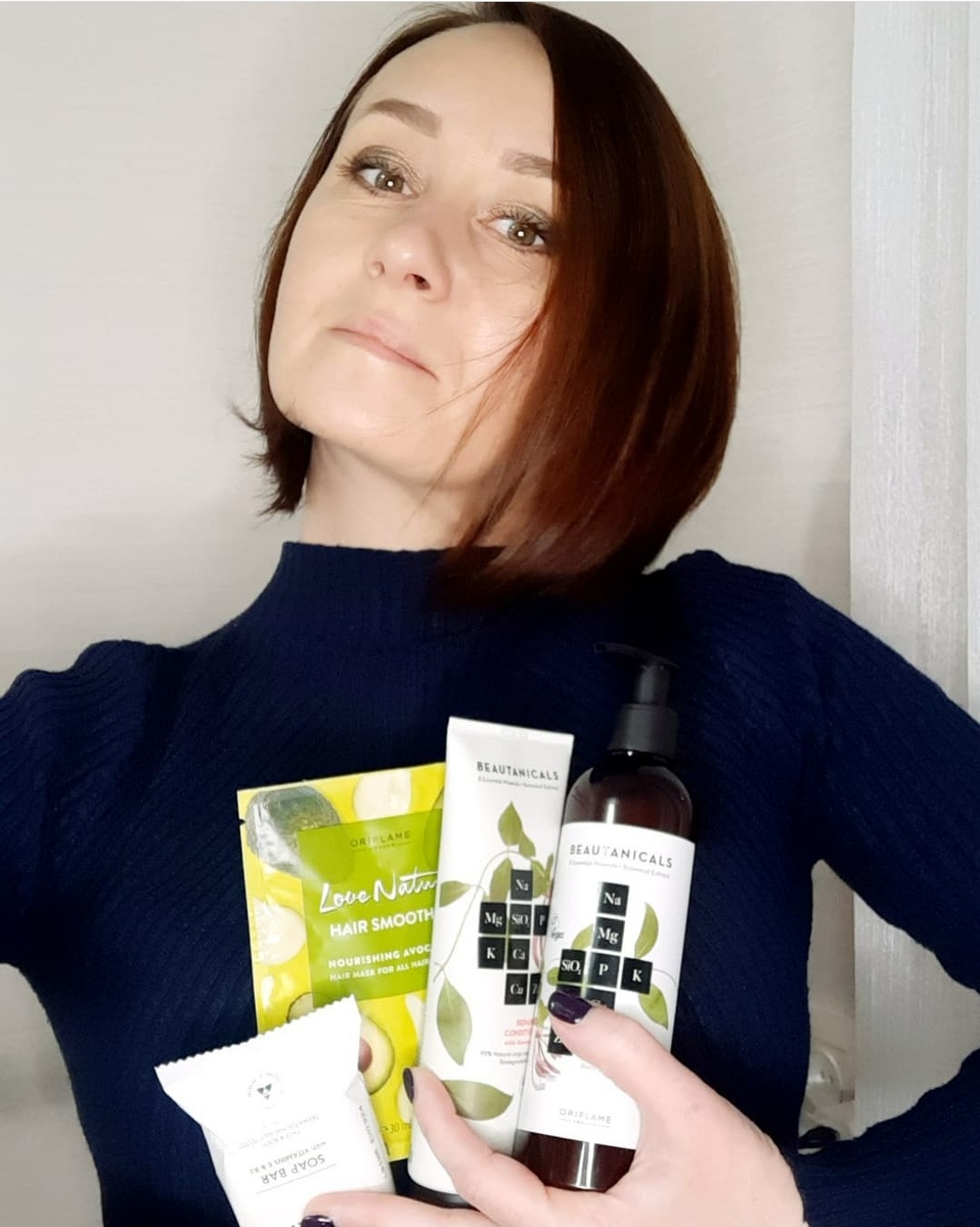 Сегодня я хочу рассказать о производстве шампуней для волос компанией Oriflame.👱‍♀️👦
Все мы знаем, что шампуни состоят на 70-80 % из воды🌊
  Вода бывает 4 видов:
💦 водопроводная 🛁
💦 питьевая🥛
💦 очищенная 🧊
💦 и вода для иньекций💉 

Для производства своих шампуней, а также бальзамов для волос, гелей для душа, гелей для интимной гигиены и т.д., компания использует очищенную воду! То есть в составе этих продуктов используется вода, которая намного чище той, которую мы пьём👍 

Так же в состав любых шампуней входят ПАВ (поверхностно-активные вещества). Благодаря им образуется пена.🧼 

Шампуни компании богаты питаюшими маслами, в их состав входят увлажняющие элементы, отдушки, красители (для красоты цвета шампуня), и парабены, которые являются консервантами.🌱 

☝️ОСОБУЮ ЧАСТЬ ХОЧЕТСЯ РАССКАЗАТЬ ИМЕННО О ПАРАБЕНАХ! Что же это за  ингредиент и на сколько он опасен?🤔 

Как говорил наш любимый Карлсон: "Спокойствие, только спокойствие🙏"
Парабены не являются изобретением "злобного химика"😳 Парабены существуют в природе!!! Это природный консервант! Например, парабены содержатся в коре ивы, в соке крапивы. 

Интересный факт☝️ Раньше, когда на базар везли туши, например мясо свиней, их обкладывали крапивой! Почему? Да потому что в соке крапивы находятся парабены, которые помогают не распространяться бактериям и сохранить мясо как можно дольше🦠🐷 

В воде может развиваться огромное количество бактерий! В абсолютно любой воде! Вы же не хотите, чтобы ваш любимый, хорошо пенящийся, вкусно пахнущий шампунь через неделю стал дурно пахнуть и заплесневел? ☹
Так вот запомните, что в любом моющем средстве есть консерванты, без них никуда🤷‍♀️ Всё дело здесь в концентрации того или иного консерванта в продукте. В шампуне количество таких веществ не должно превышать 0.8%!
Есть потребители, которые гордо говорят: "Я пользуюсь шампунями БЕЗ ПАРАБЕНОВ!"😊 Но если парабенов в шампуни нет, значит там используются другие консерванты! И не факт, что хорошо изученные парабены, которые известно как окисляются и как выводятся из нашего организма (а выводятся они прекрасно), будут лучше и безопаснее других консервантов!
Поэтому парабенов боятся не надо💁‍♀️ А главное не пейте шампунь🙅‍♀️ потому что если вы просто им моетесь, то парабены внутрь вас никак не попадут🤭😆😃 

Компания ORIFLAME международная. Она посталяет свою продукцию более, чем в 60 стран Мира! Особую гордость вызывает то, что на все эти страны именно шампуни,  бальзамы для волос и многое другое компания производит у нас в России в г. Ногинске на ингредиентах , которые доставляются из Европы 

Завод получил сертификат международного агентства EcoVadis — рейтинговой платформы, которая всесторонне оценивает систему менеджмента на предмет корпоративной и социальной ответственности бизнеса. (защита окружающей среды, трудовых отношений, соблюдение этических стандартов ведения бизнеса и стандартов в области закупок) 

В результате проверки завод Орифлэйм в Ногинске получил высшую оценку, золотой сертификат. Компания Орифлэйм попадает в 5% лучших исполнителей по оценке EcoVadis . 

Завод Oriflame в Ногинске имеет Серебряный сертификат LEED (добровольная система сертификации зданий для оценки энергоэффективности и экологичности проектов.) 

👱‍♀️ Линейка шампуней, бальзамов и средств для ухода за волосами в компании довольно широкая и представлена для всех типов волос! 
Поверьте, попробовав хоть раз, вы будете пользоваться этими продуктами снова и снова😉 

На сегодня всё😊
Оставайтесь красивыми, очаровательными и конечно здоровыми!🤗
🤫PS: Если  вам со мной  интересно, присоединяйтесь к моему сообществу в ВК "Шикарная косметичка" там вы найдёте много интересного!😉 

☝️ Ссылка в шапке профиля
До новых встреч!!!💋💋💋
