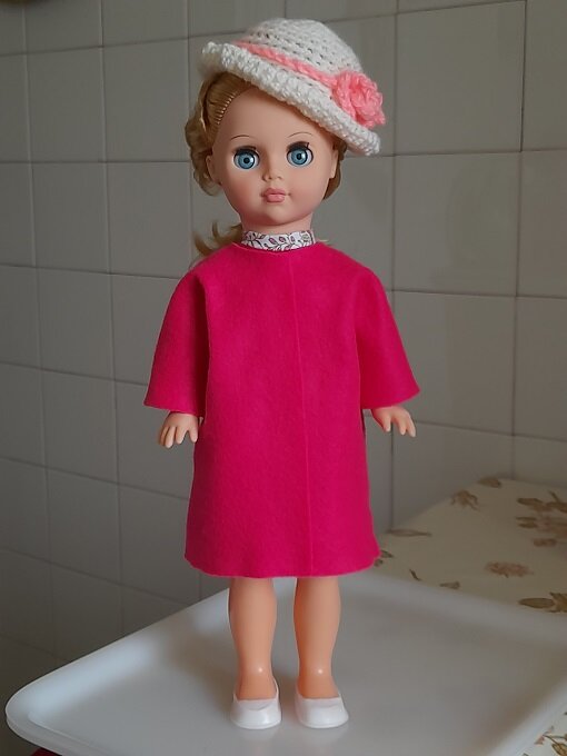 Шляпка цвета шампань, белый берет и шарф. Апрель, 2022. 