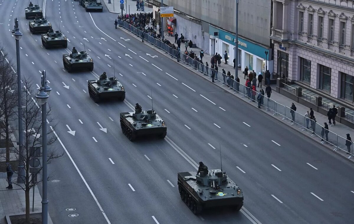 Как проходит репетиция парада. Парад Победы 2022 в Москве фото. Где тренируются на парад.