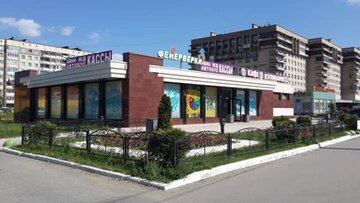 Павильон на Бухарестской ул., 66-2, здесь кафе и бытовые услуги. Он на 60% попадает в "красные линии"