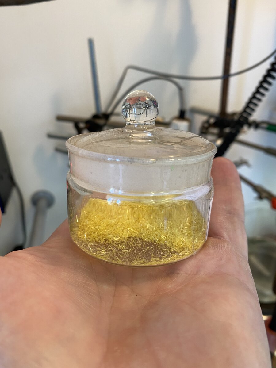 Бюкс с комплексом платины. Посмотрите на притёртую крышку и на красоту кристаллов внутри!