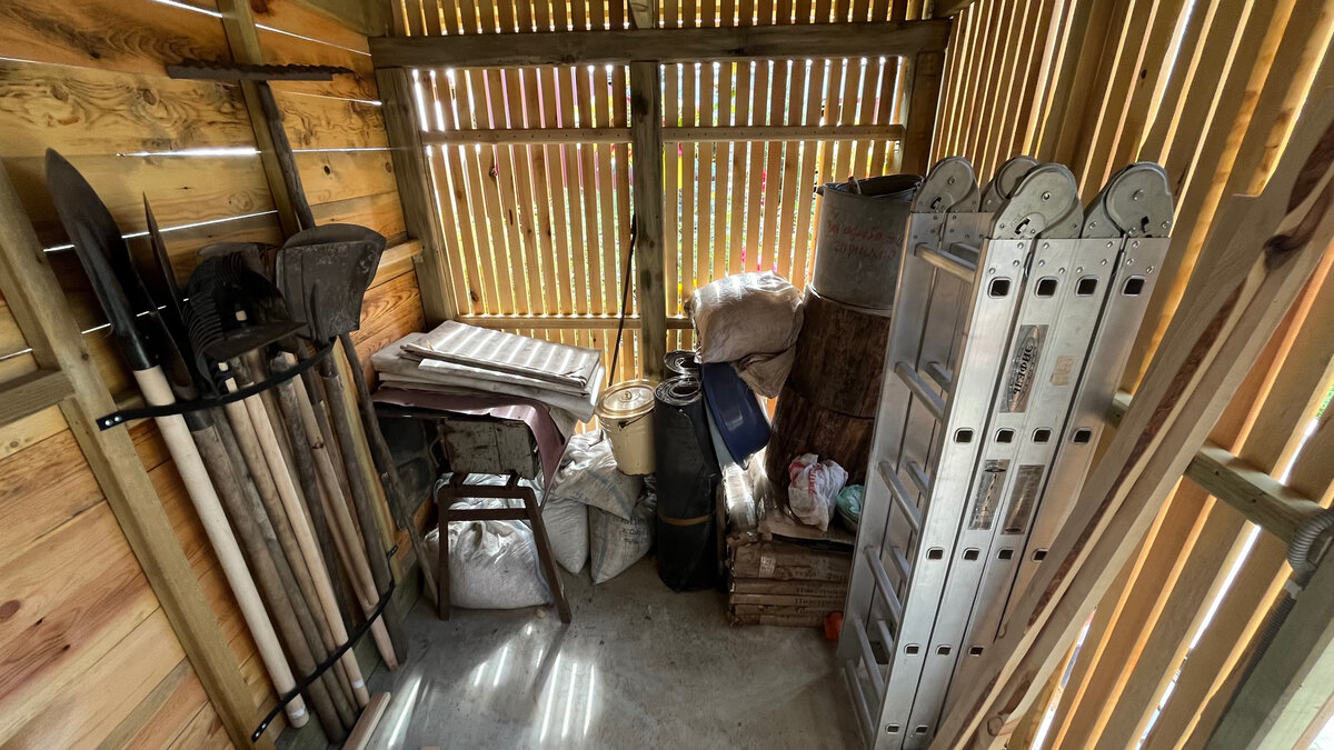 Родители разместили садовый инвентарь и габаритные строительные предметы 