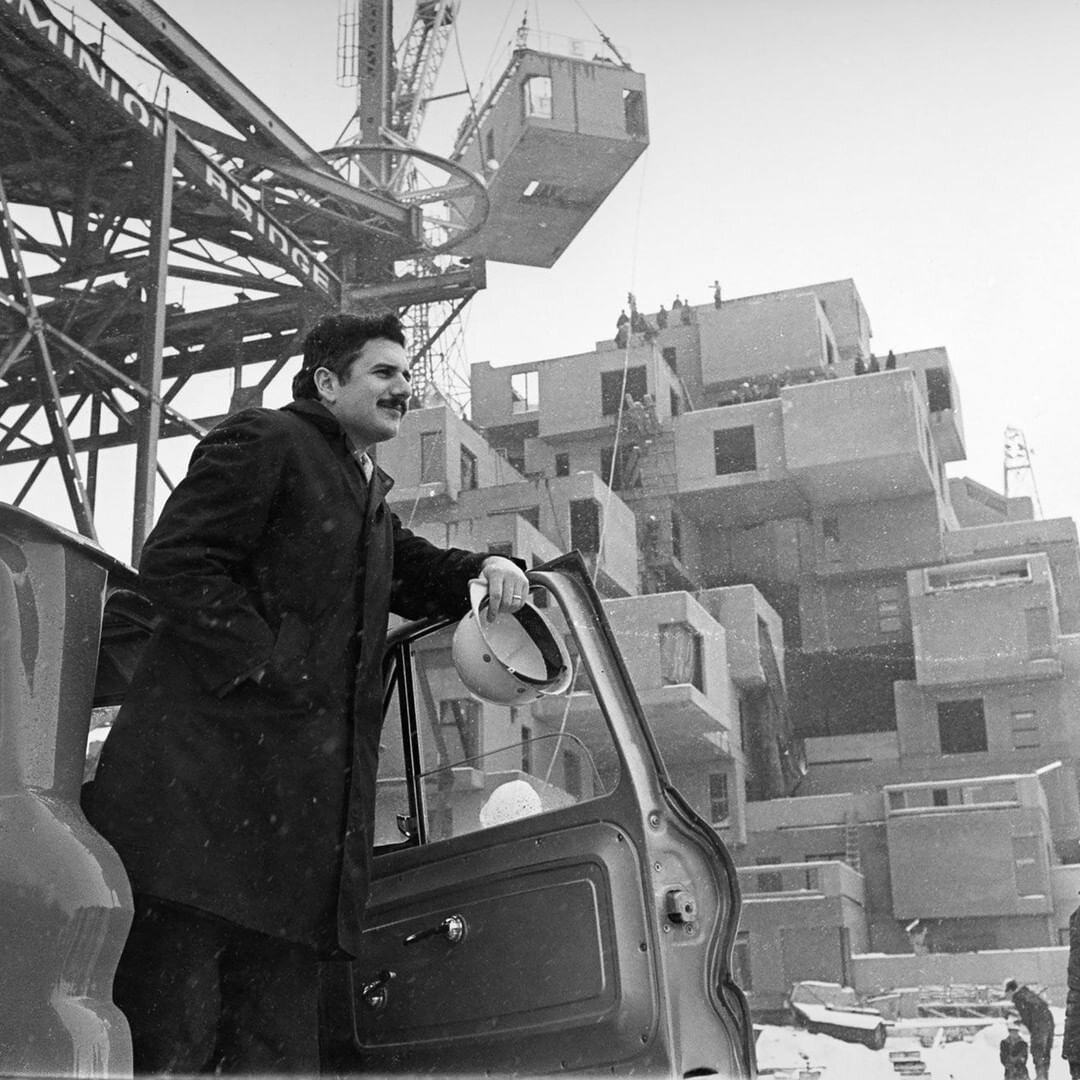 Моше Сафди возле строящегося комплекса