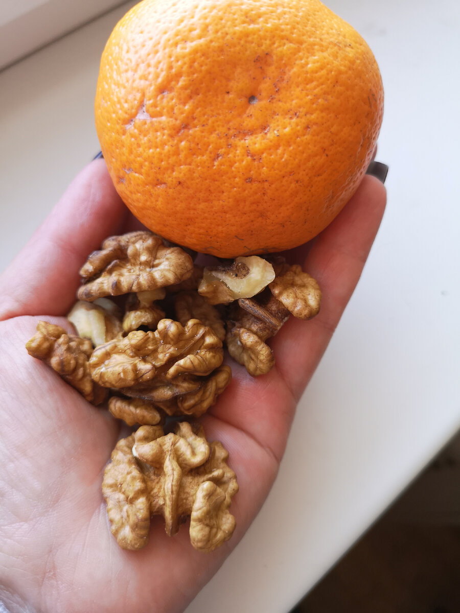 Это, кстати, вполне неплохой вариант перекуса - манадаринка и горсть орешков