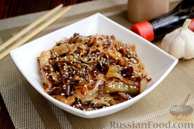 фунчоза, куриное филе, баклажан, перец сладкий, чеснок, соус соевый, мёд, крахмал картофельный, перец молотый, масло растительное, кунжут