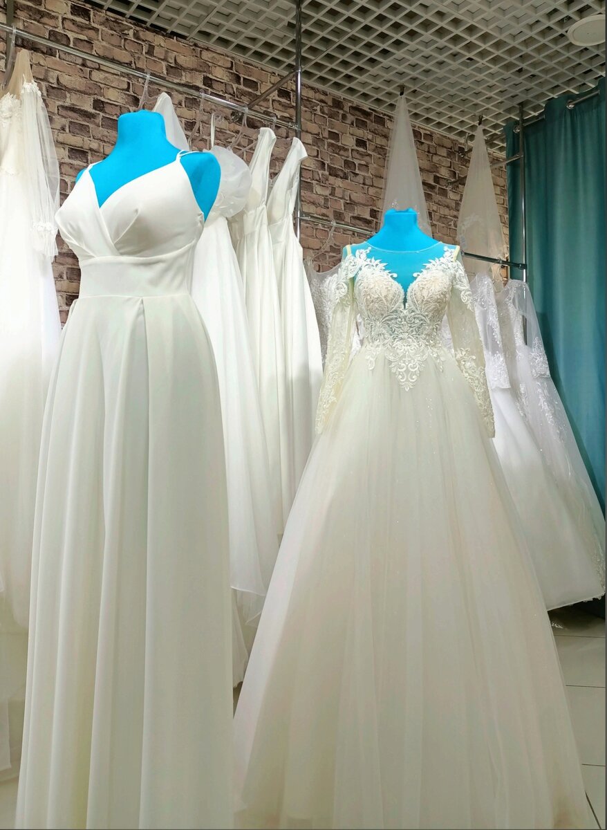 Какое платье вам больше нравится: слева или справа? Я вариант слева вообще бы не считала свадебным, но ведь кто-то именно такое хочет.