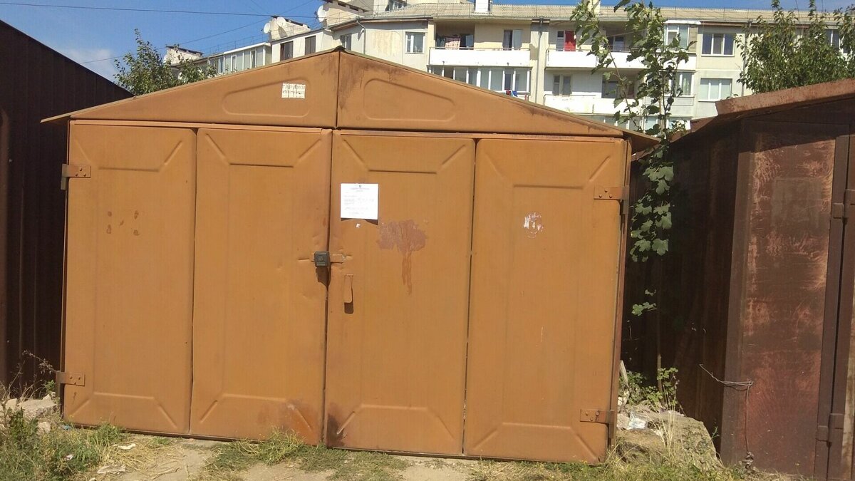     Индивидуальные гаражи в общем дворе отнимают место и портят вид дворов, сообщил RostovGazeta урбанист Артемий Зайцев.