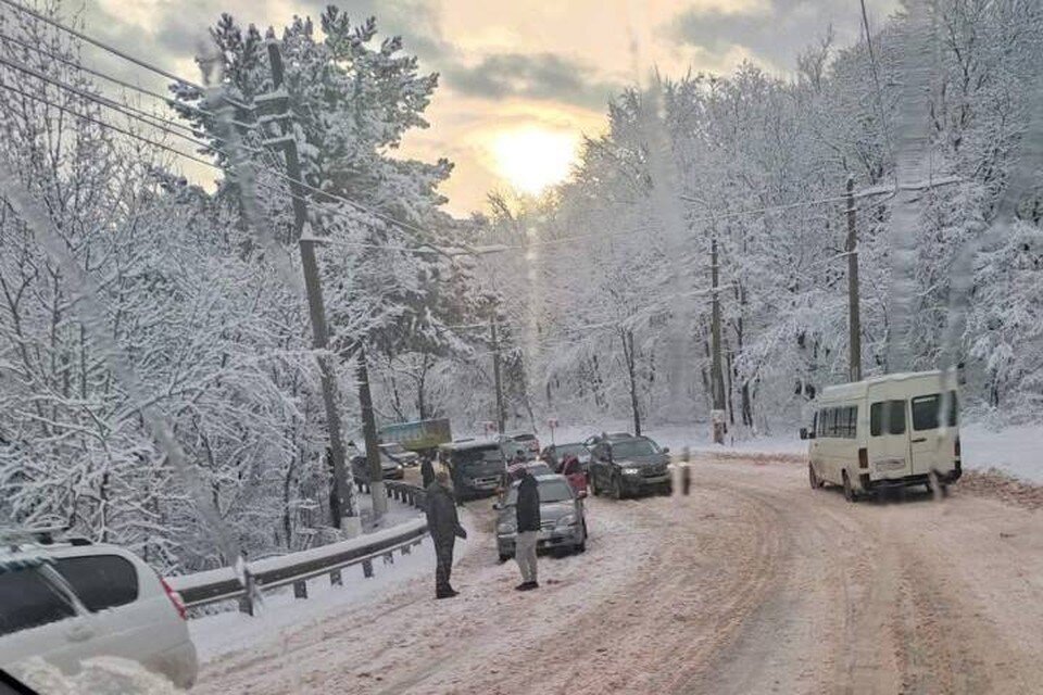     Зима, хоть и чудесная пора, но непростая для автомобилистов. Фото: AMS Simferopol