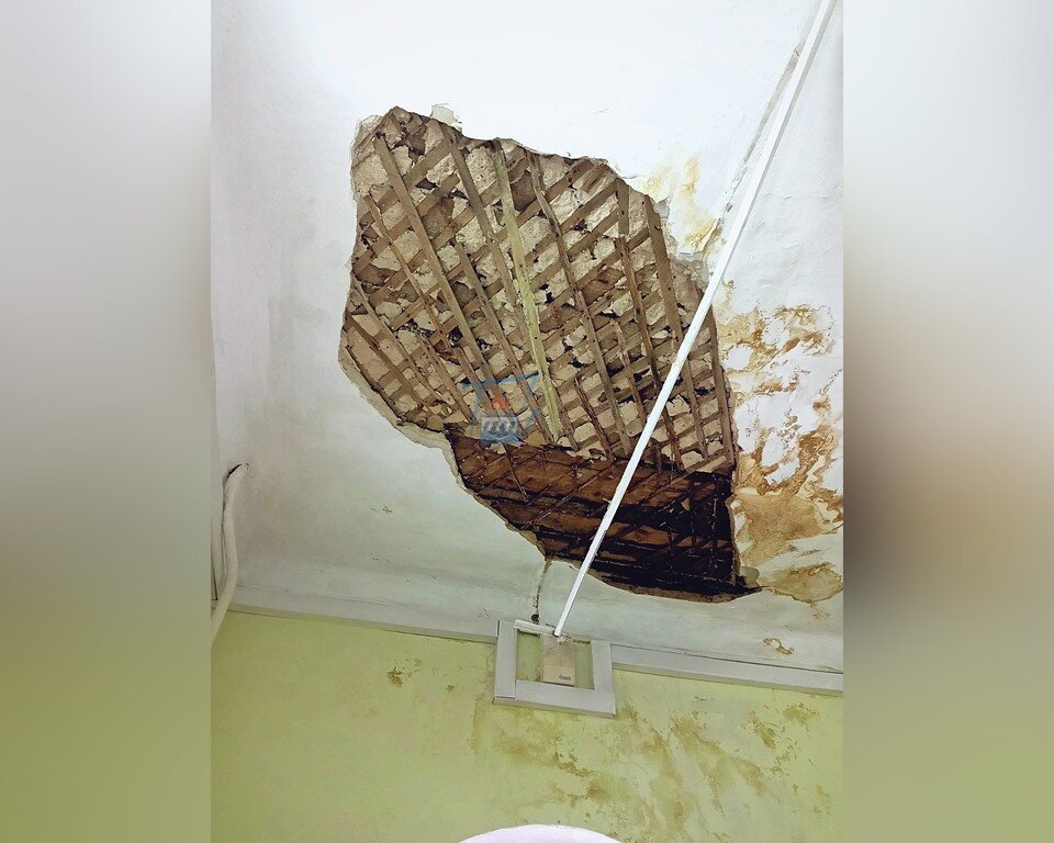     Большой кусок потолка обвалился в медицинском центре в Заволжье ФОТО: сообщество ВКонтакте «Типичное Заволжье»