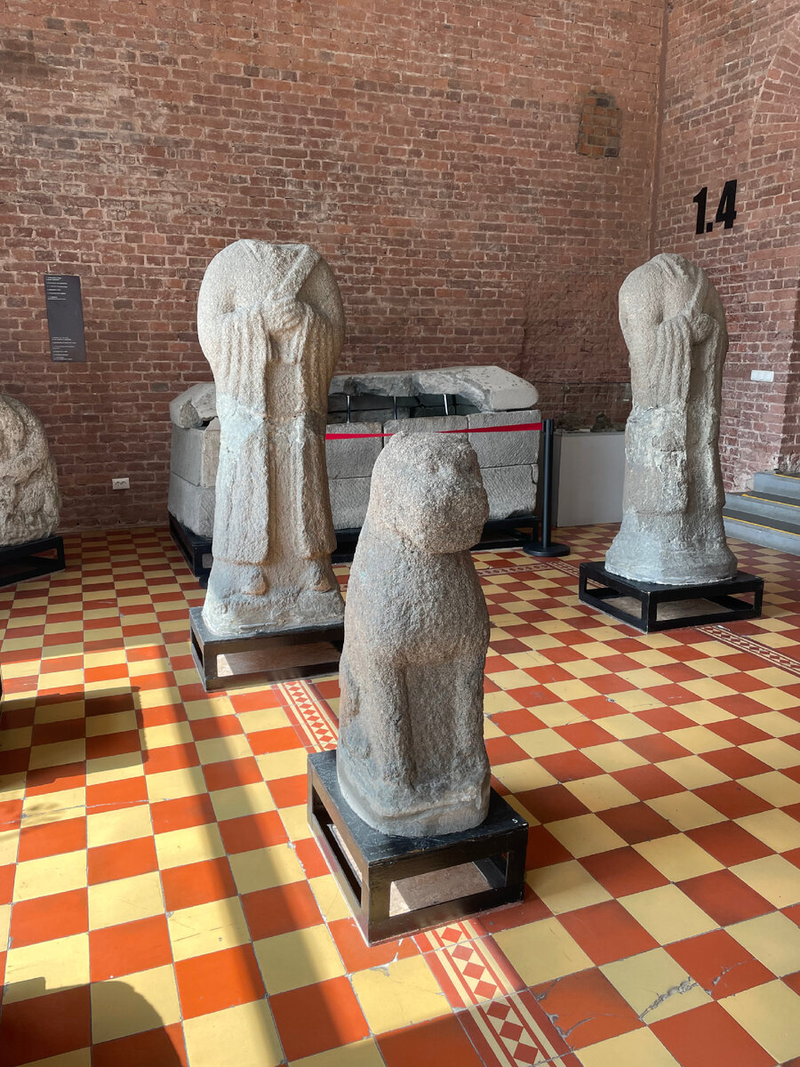 Метлахская плитка и кирпичные стены - главные экспонаты музея, сохранившиеся с года постройки здания.