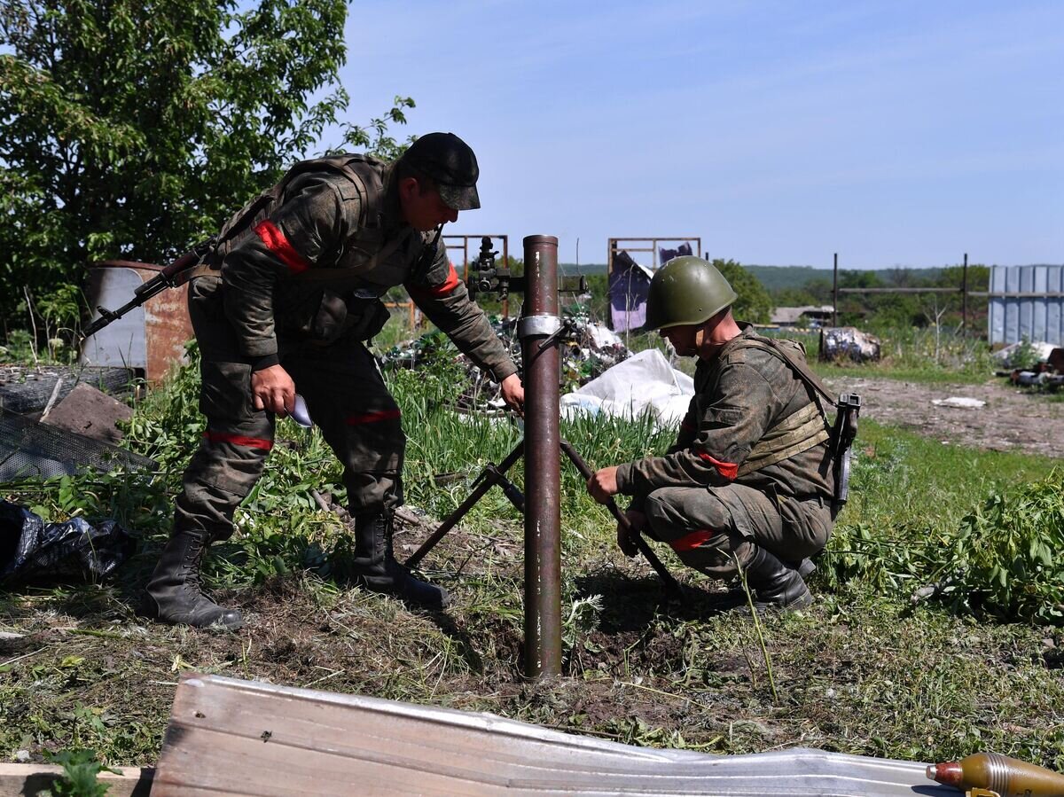    Минометчики народной милиции ЛНР участвуют в боях за освобождение поселка Камышеваха в ЛНР© РИА Новости / Виктор Антонюк