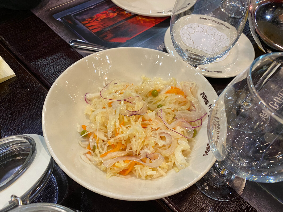 Квашеная капуста с горошком и луком, 330 р.