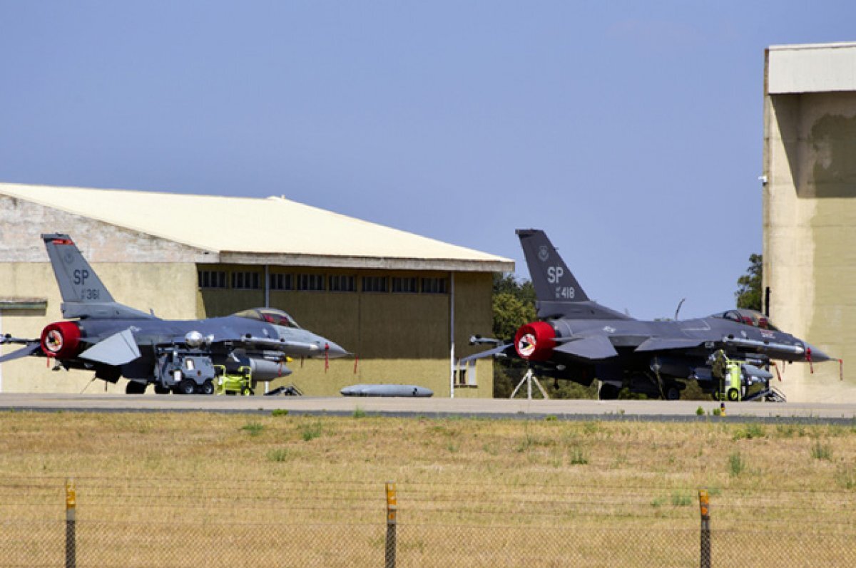    F-16.