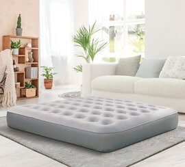 Изначально по правилам Airbnb хозяева должны были предоставить гостям исключительно надувной матрас, даже если они были готовы предложить и отдельную кровать