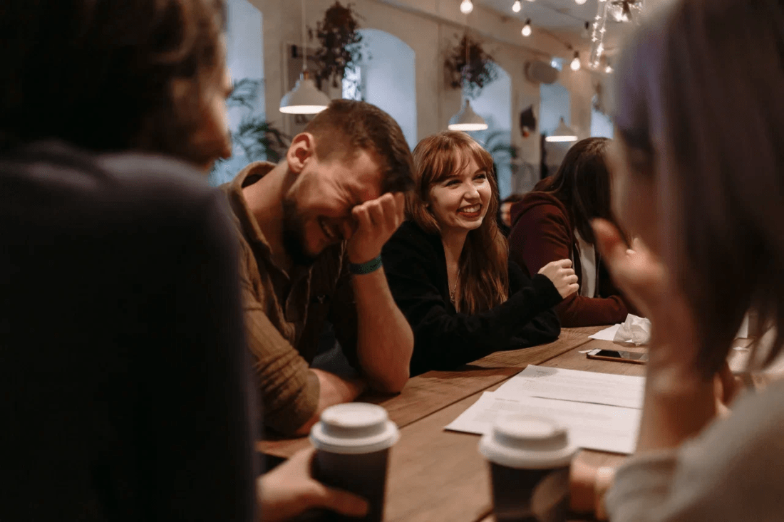 Фотография с разговорного клуба, который мы делаем офлайн в Москве уже несколько лет. Каждую субботу в баре STOY x кофейне Cosmic Latte