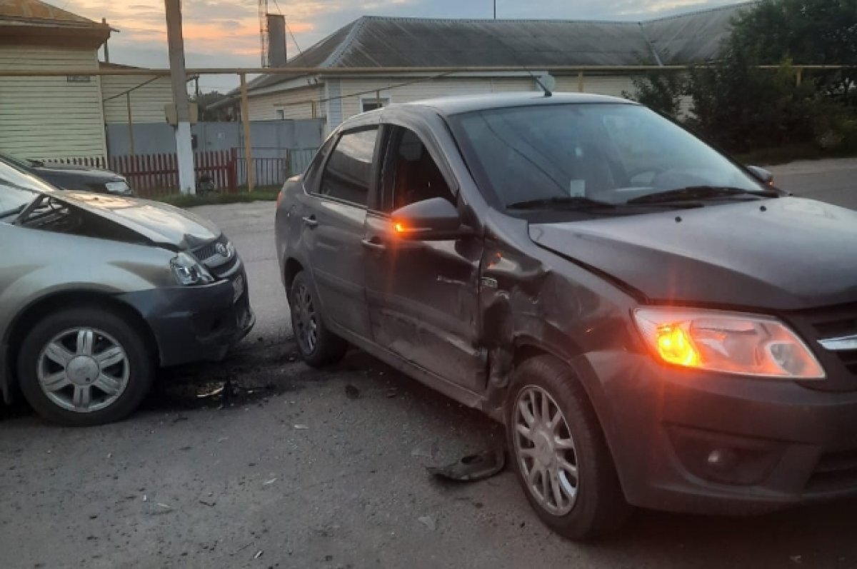    В Воронежской области в столкновении 3 машин пострадали женщина и девочка