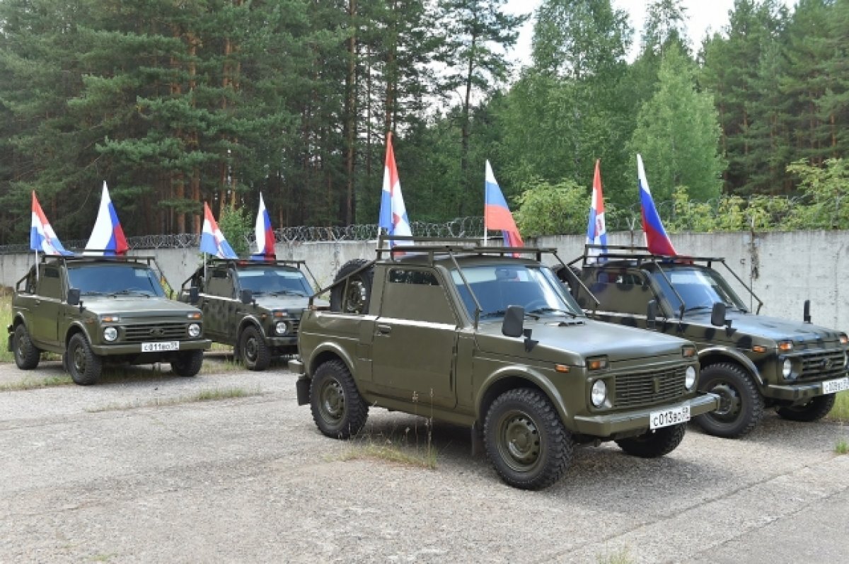    10 бронированных автомобилей «Нива» и маскировочные сети для них отправились в зону СВО.